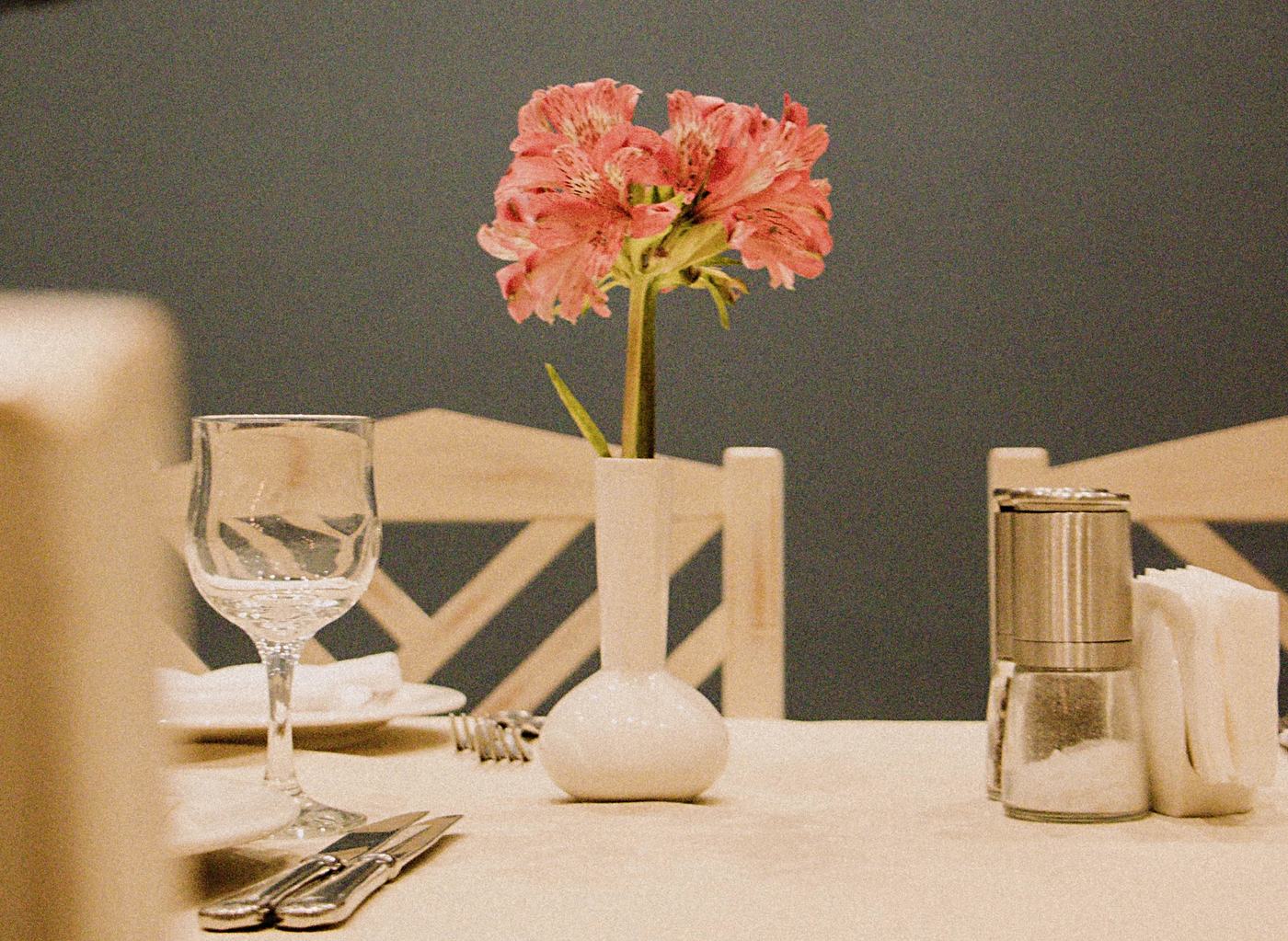 Alstroemeria fresca in un piccolo vaso, su un tavolo di ristorante